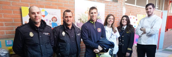 Policía, bomberos, médicos, enfermeros, piloto de avión y chef muestran su trabajo a Infantil